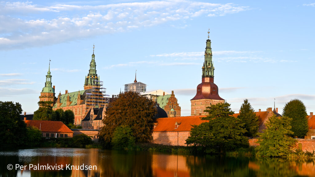 Frederiksborg slot om aftenen, mens HKH Frederik d 10. er på besøg